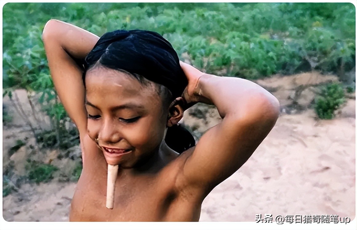 古埃及人为什么下巴要插木棍,亚马逊原始部落下巴穿木棍