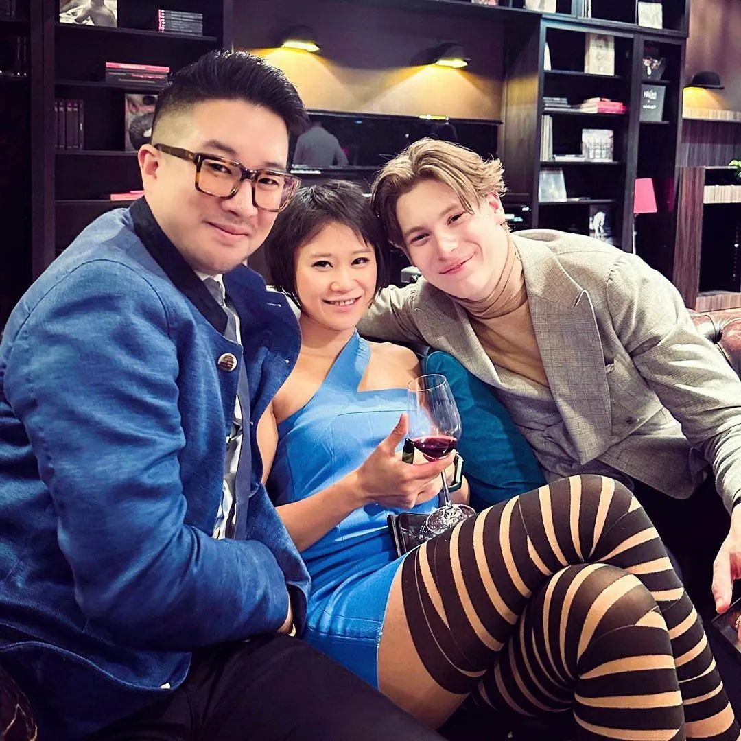 她穿紧身超短裙被骂18禁，手指狂飙4小时后，却让指挥家当场跪拜