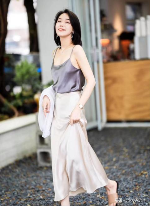 今年超火的裙子叫“凉凉裙”，时髦洋气显高级，扁臀女人都在穿