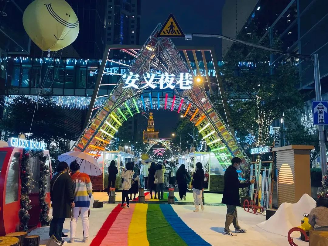 都市失意年轻人，开始排队去商场过夜