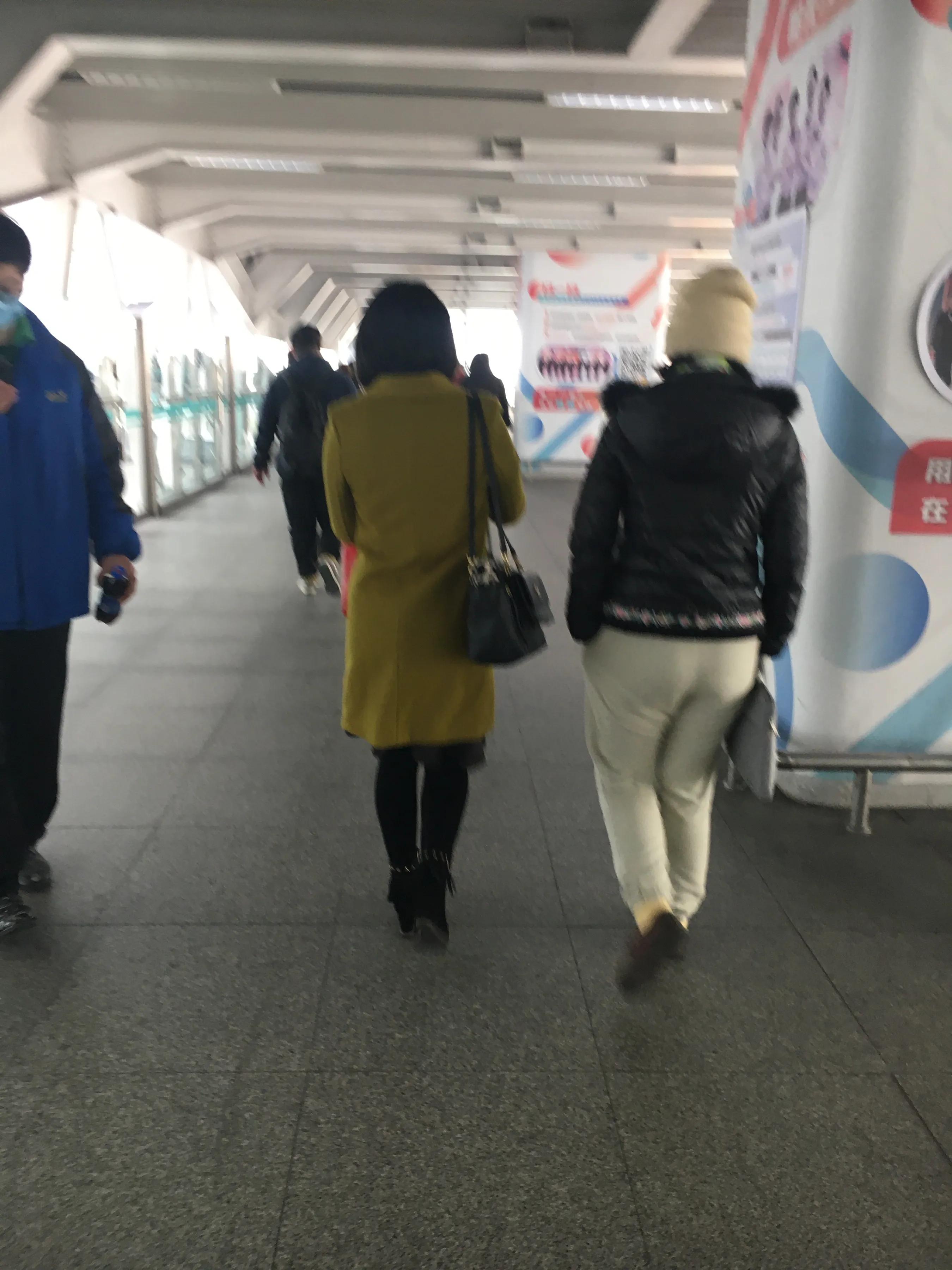 地铁女羽绒服穿搭,地铁站最火冬季外套