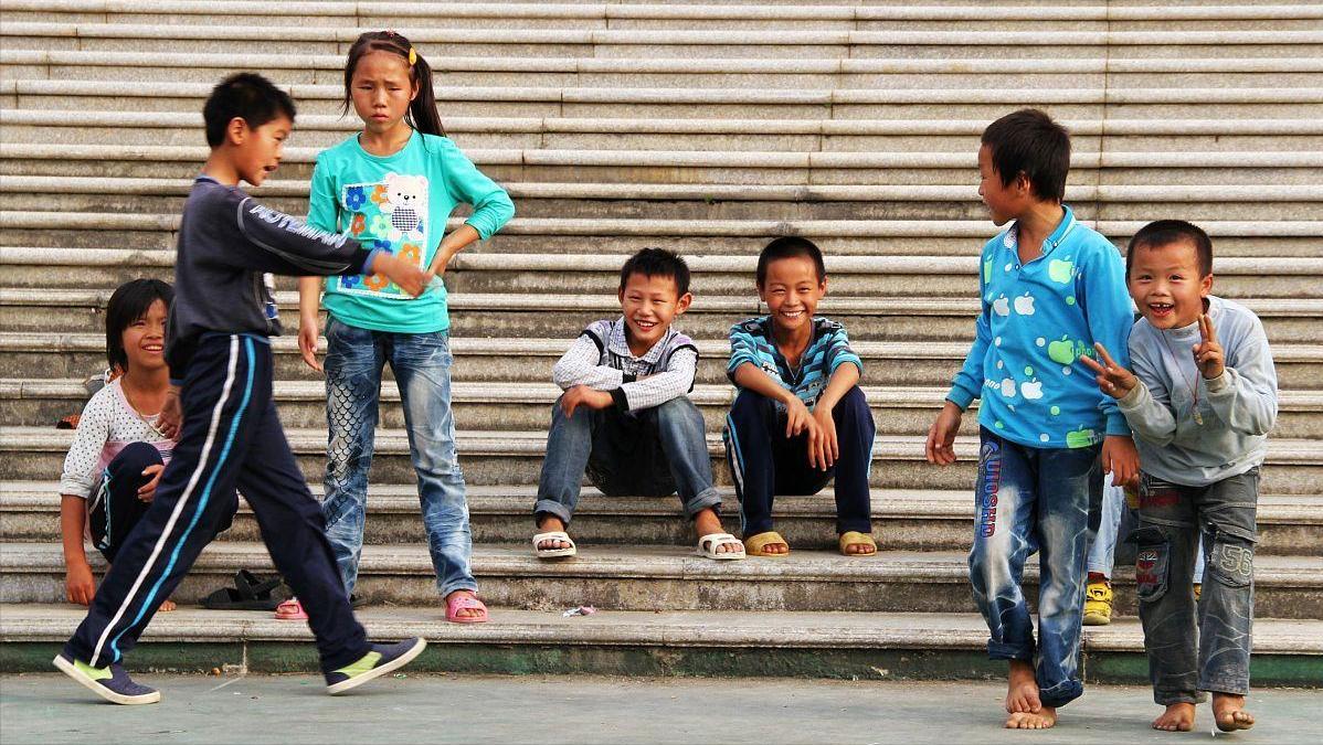 男孩踢球撞大妈被打到住院后续,10岁男孩踢球撞到大妈后续