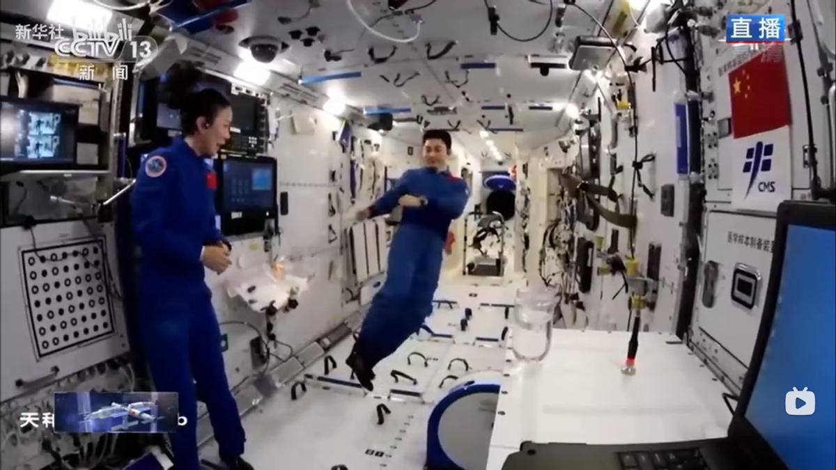 航天员太空转身单臂,航天员甩手转身