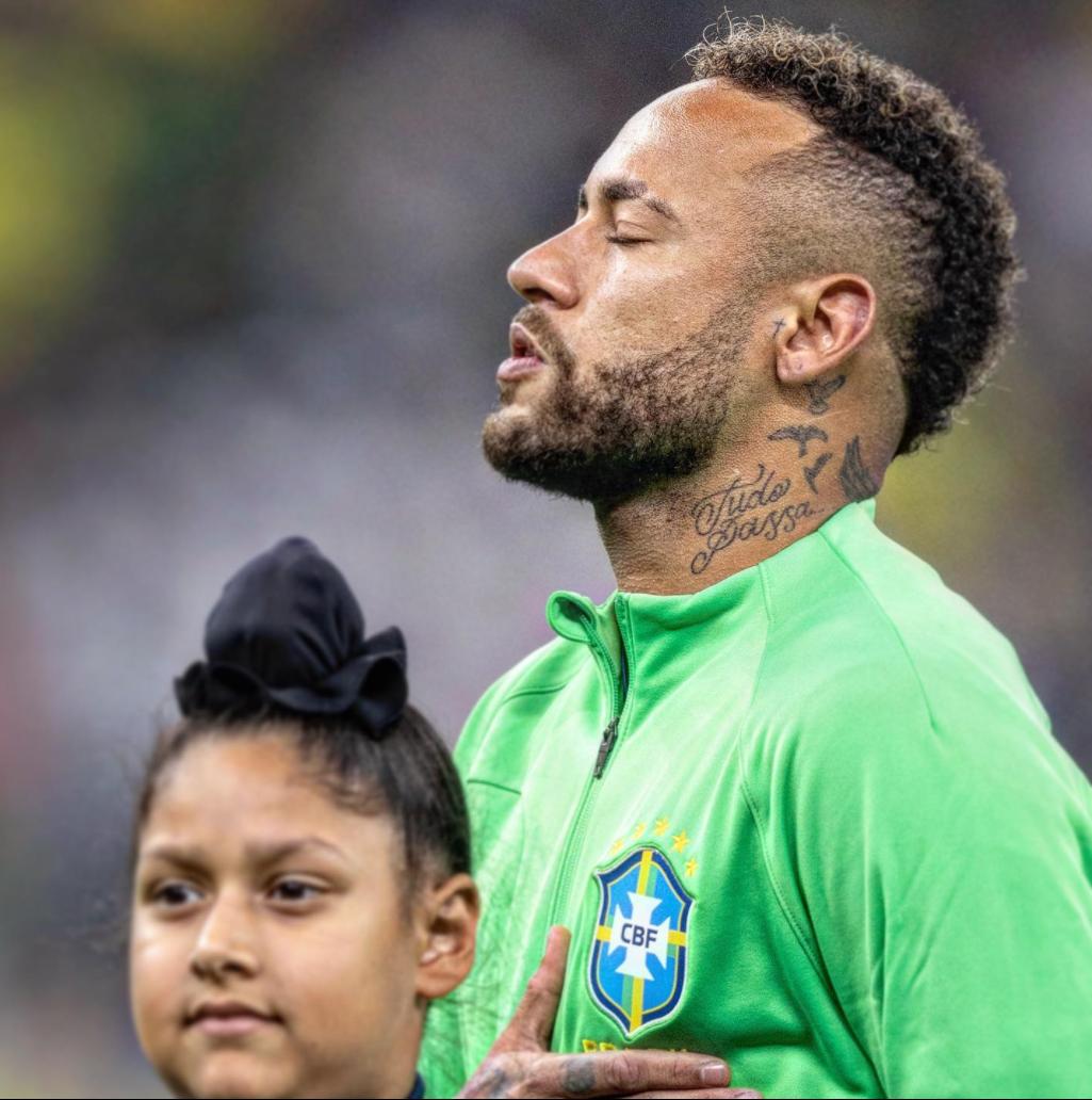 内马尔脚踝受伤在替补席落泪,内马尔脚踝受伤世界杯