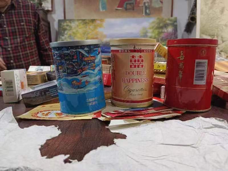 大连瓦房店：六旬艺师单江波收藏老烟盒万余件