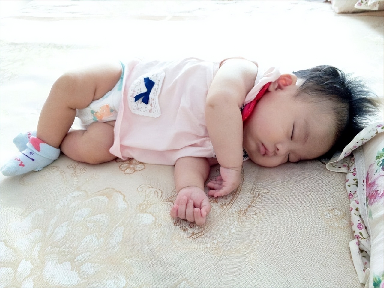 孩子睡觉满床滚怎么回事,孩子睡觉满床滚怎么解决