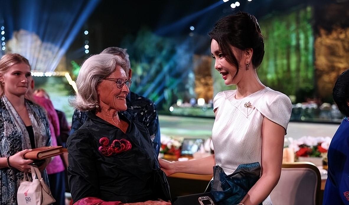 韩第一夫人真拼！峰会结束回国就营业，换新造型欢迎沙特王储真美