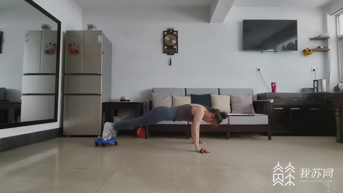 60岁阿姨坚持健身22年依旧童颜,60岁阿姨健身22年后的样子