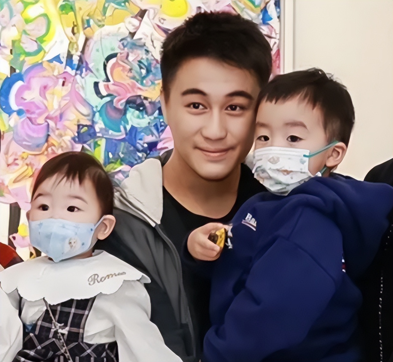 奚梦瑶晒与老公何猷君合照照片,奚梦瑶与何猷君出席家族活动