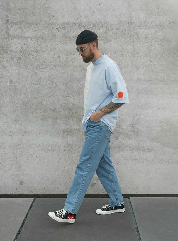 浅蓝色的牛仔裤很适合夏日穿搭,浅蓝色牛仔裤搭配秋冬日系