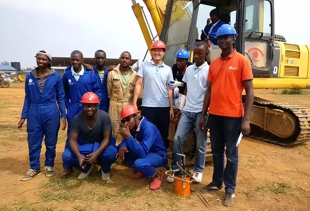 非洲男人如何发家致富？学习挖掘机是个好途径