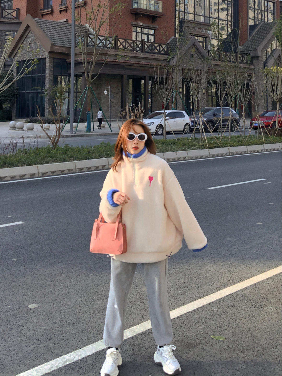 羊羔绒宽松慵懒风高级感卫衣,慵懒风羊羔绒卫衣怎么搭配才好看