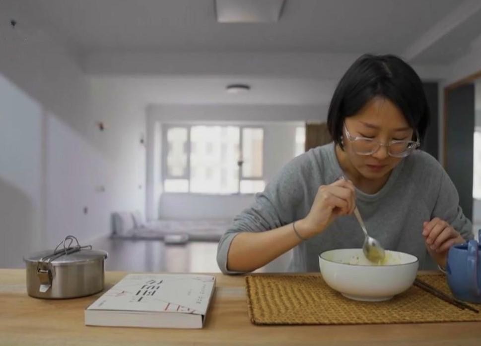 90后女孩断舍离家仅剩6件家具,80平方断舍离六件家具