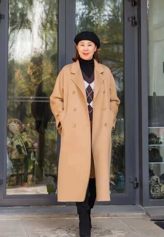 60岁奶奶高级感秋季穿搭图文,驼色大衣搭配老年人