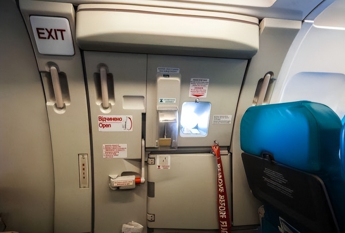 空姐关舱门你觉得哪个力气最大,空姐关闭舱门为什么一步一步来