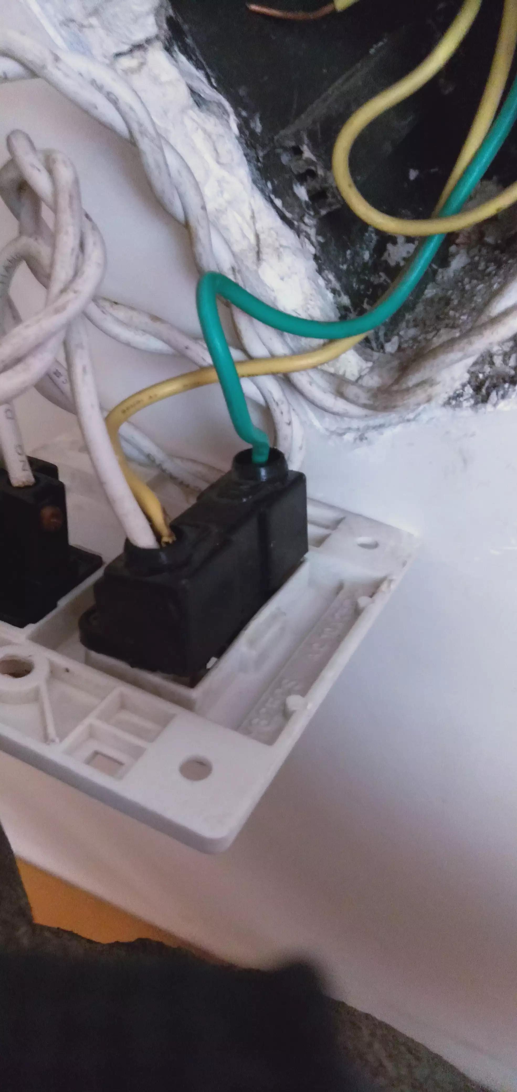 单开二孔插座只控制灯怎么接,一开五孔插座怎么接两开关控制灯