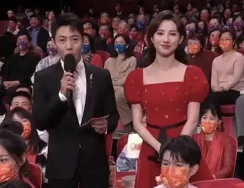 虎年春晚主持人中小撒深受观众喜爱，新加入的女主持人是谁？
