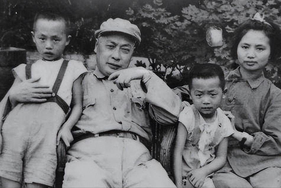 十大元帅榜单公布，蒋介石看后面露难色说道：陈毅太厉害了