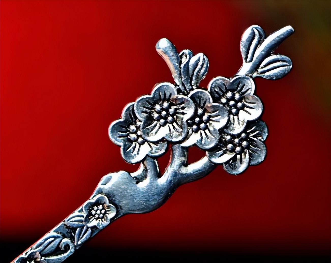 女性长期戴银手镯有什么好处,女性长期戴银手镯真的对身体好吗