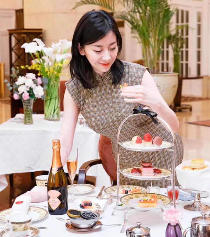 90后北京美女，靠卖酒爆红，一场直播卖100万，年入3.5亿，凭啥？