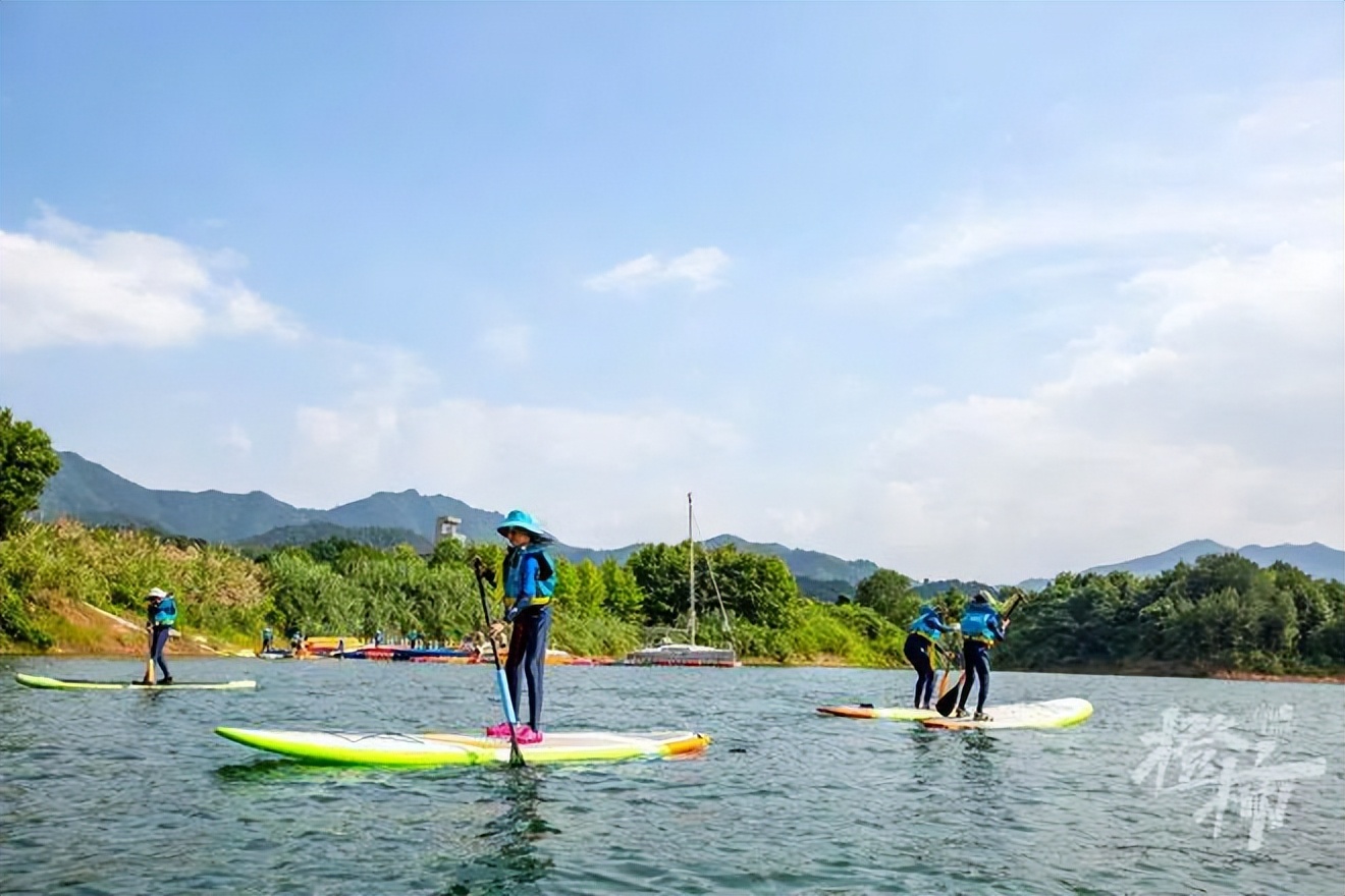 杭州男子划船5小时,上海一男子每天划船