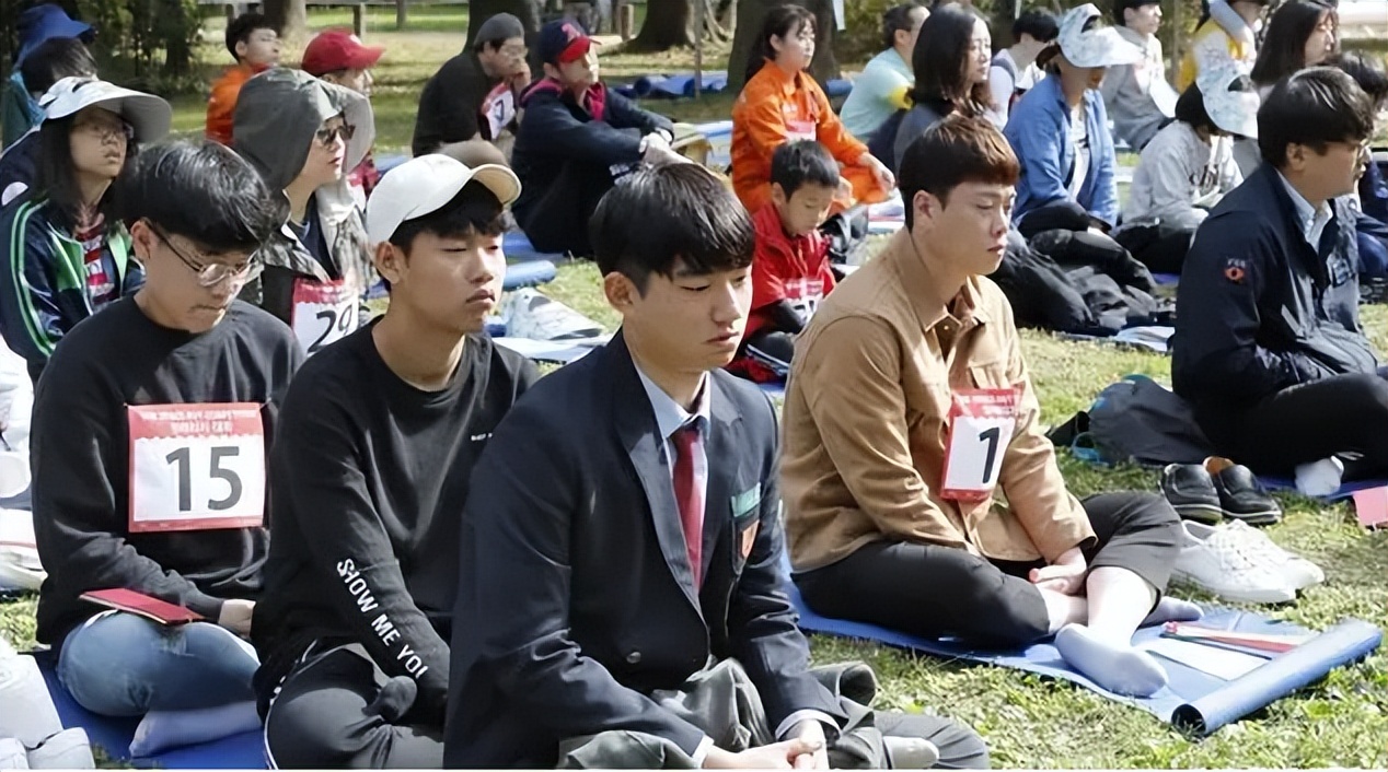 韩国年轻人的“考公”秘籍：睡四个小时就能上岸