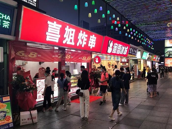 靠10平小店铺从月入5000到月入50000,靠十平米小店铺月挣10万