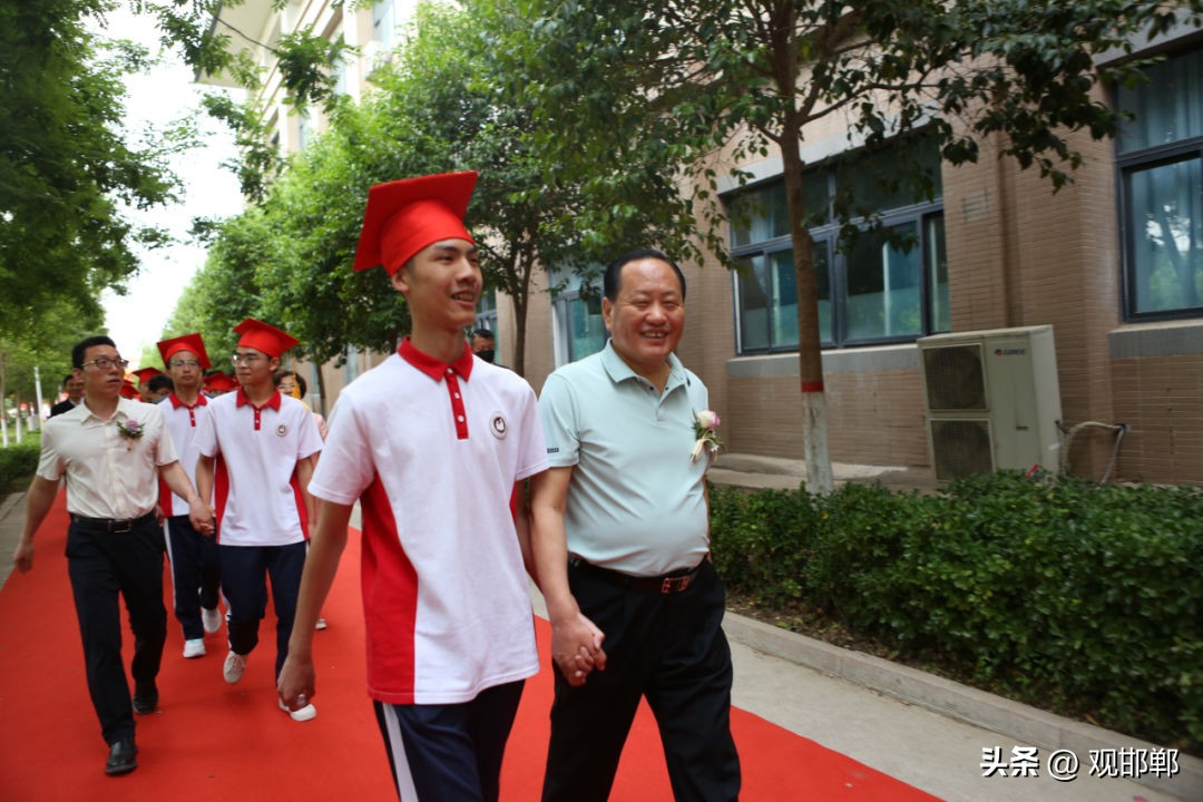 以爱之名育心成长主题活动,成人礼仪式学校举办