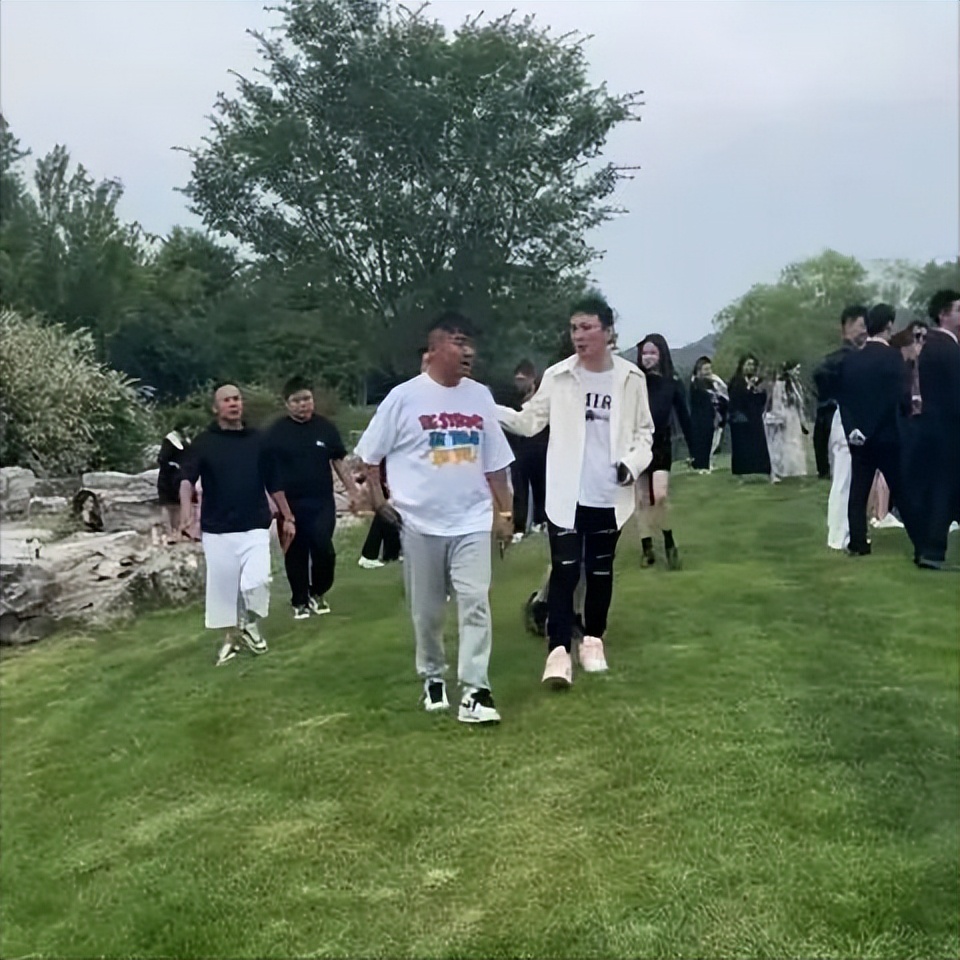 王思聪疑借好友900多万手表炫富，身边女伴颜值普通，身份惹热议