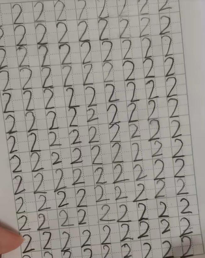 孩子写字不工整？语文老师分享2个方法，每天练10分钟写出漂亮字