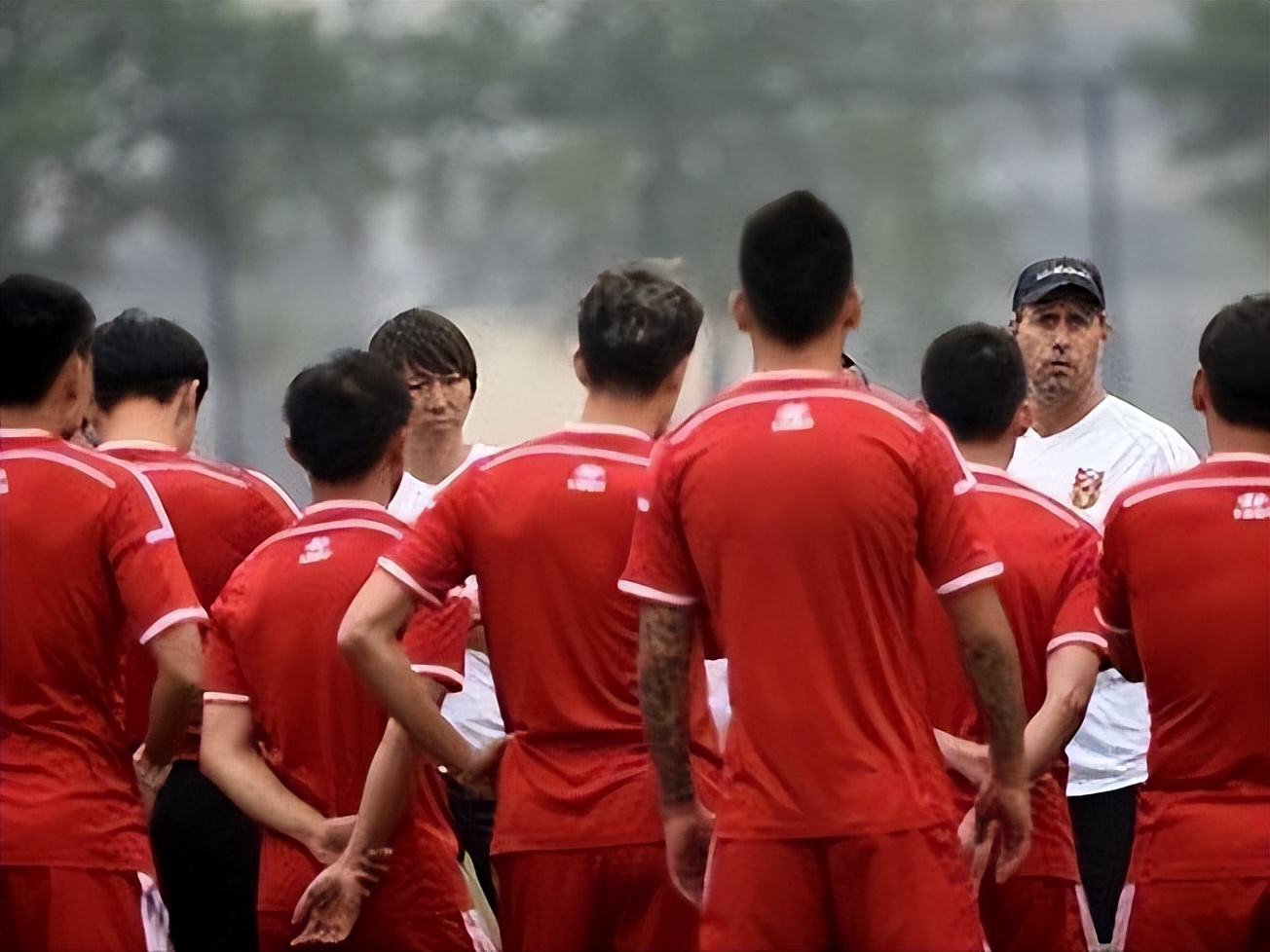 年薪800万国足,年薪800亿