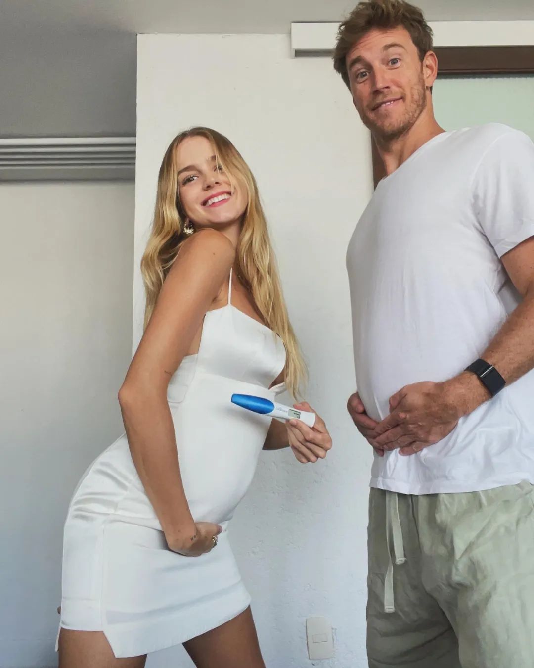 巴西男模特与女友迎接双胞胎，即将走进婚姻殿堂结婚