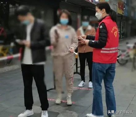 素颜做志愿者走亲民路线被讽刺有目的洗白儿子宣传造势