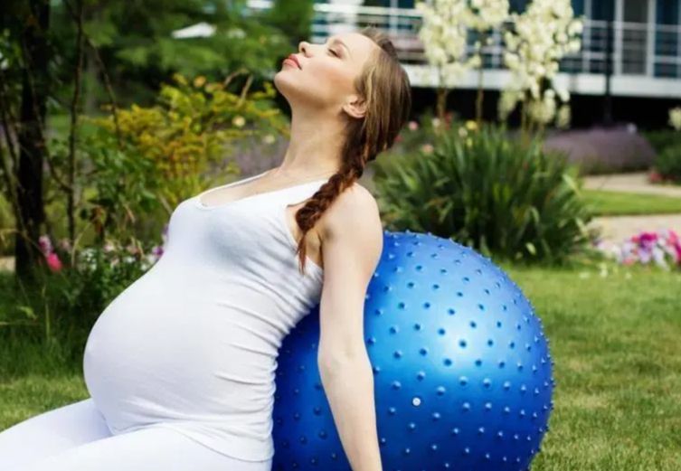 预产期到了宝宝不睡觉怎么办,孕妇到预产期怎么还不发作