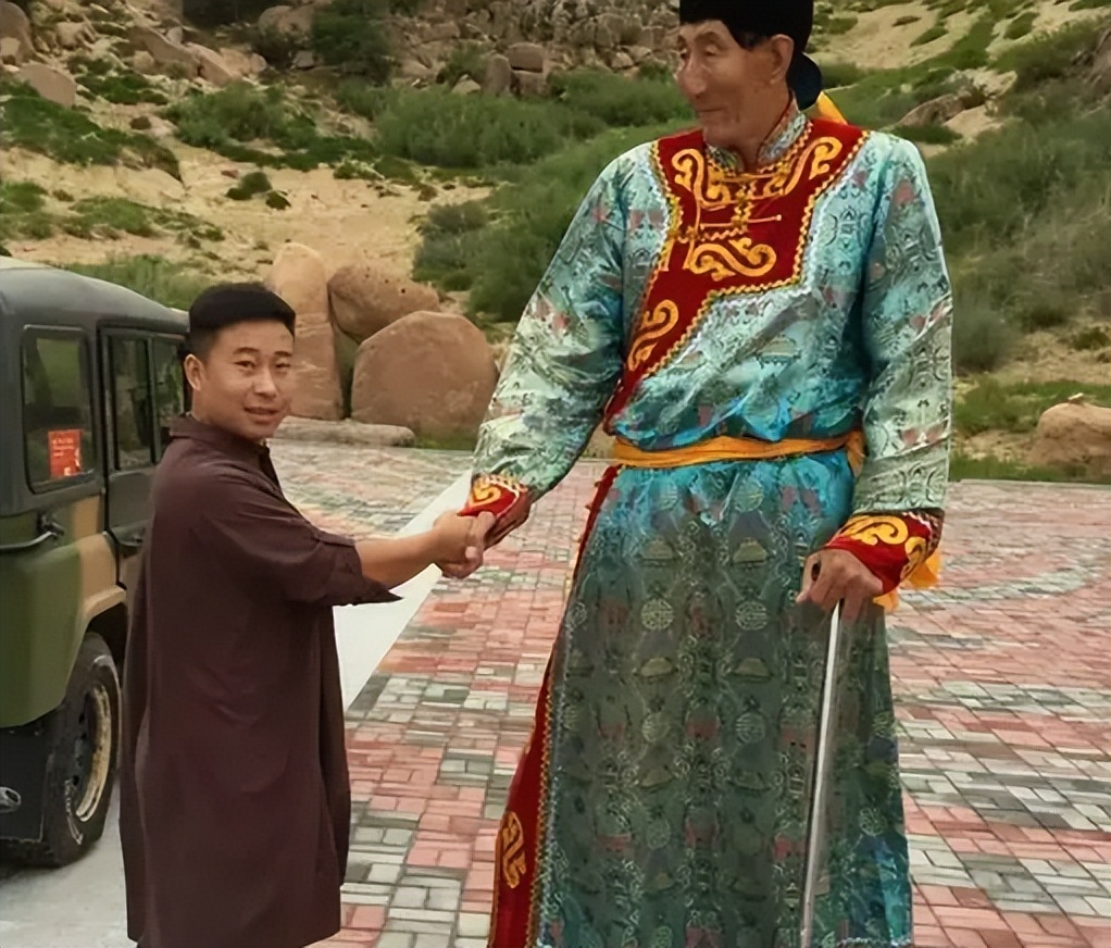 中国第一巨人鲍喜顺，不听医生忠告执意生育，如今儿子身高多少？