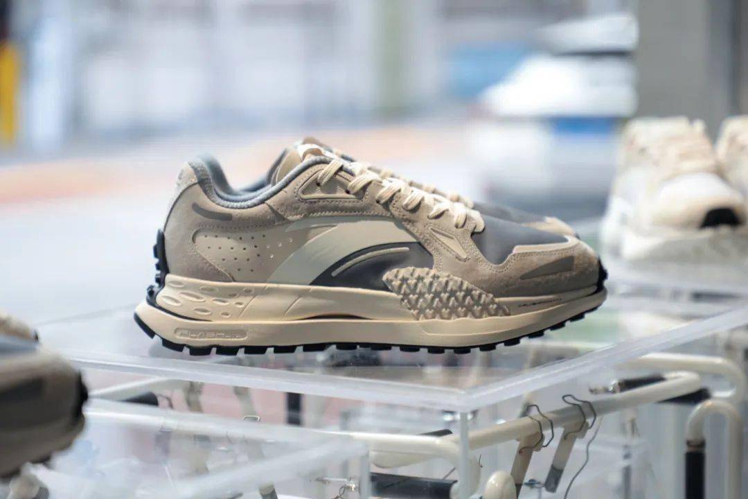 安踏多款老爹鞋曝光！满眼都是巴黎世家、新百伦的影子？