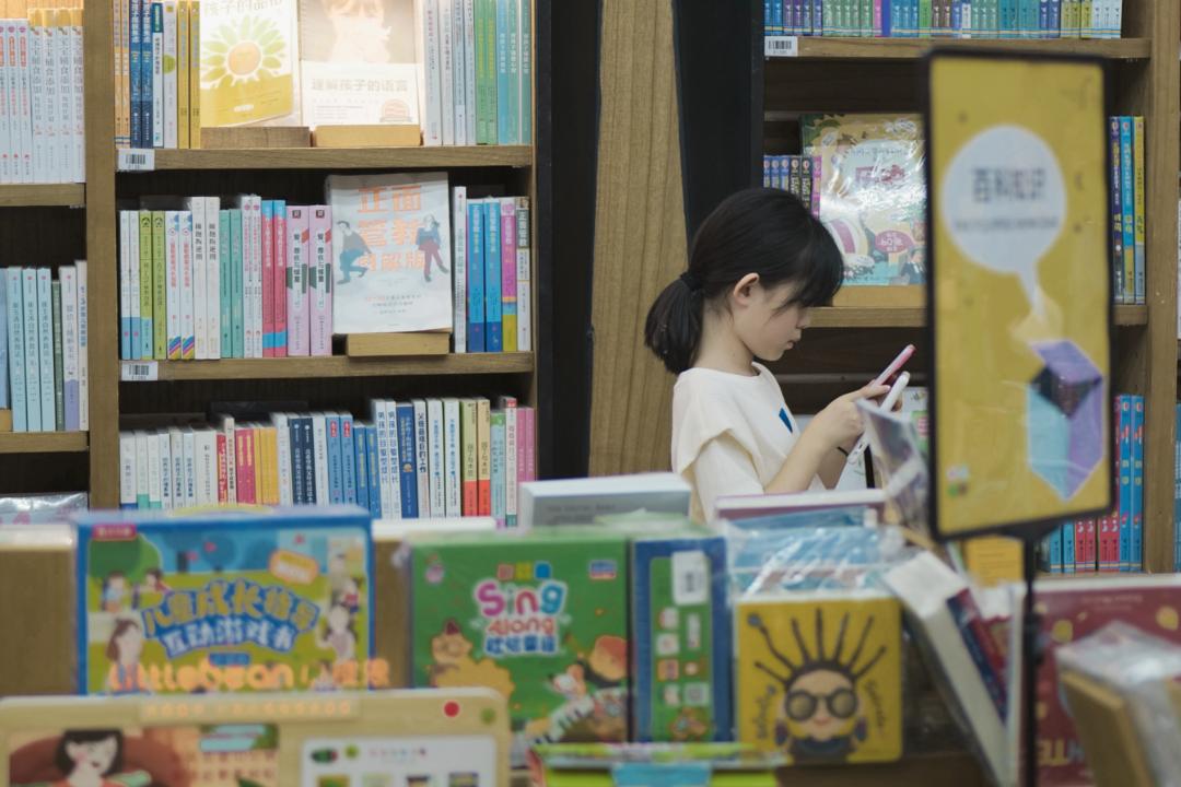 偷听小郡主心声,偷听情报被发现