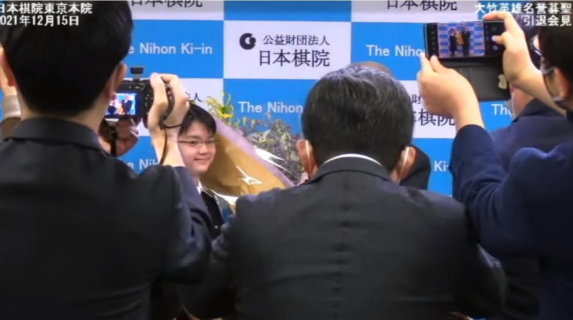 12.15围棋赛事：统营传奇赛曹薰铉打勺不敌李昌镐，大竹英雄退役