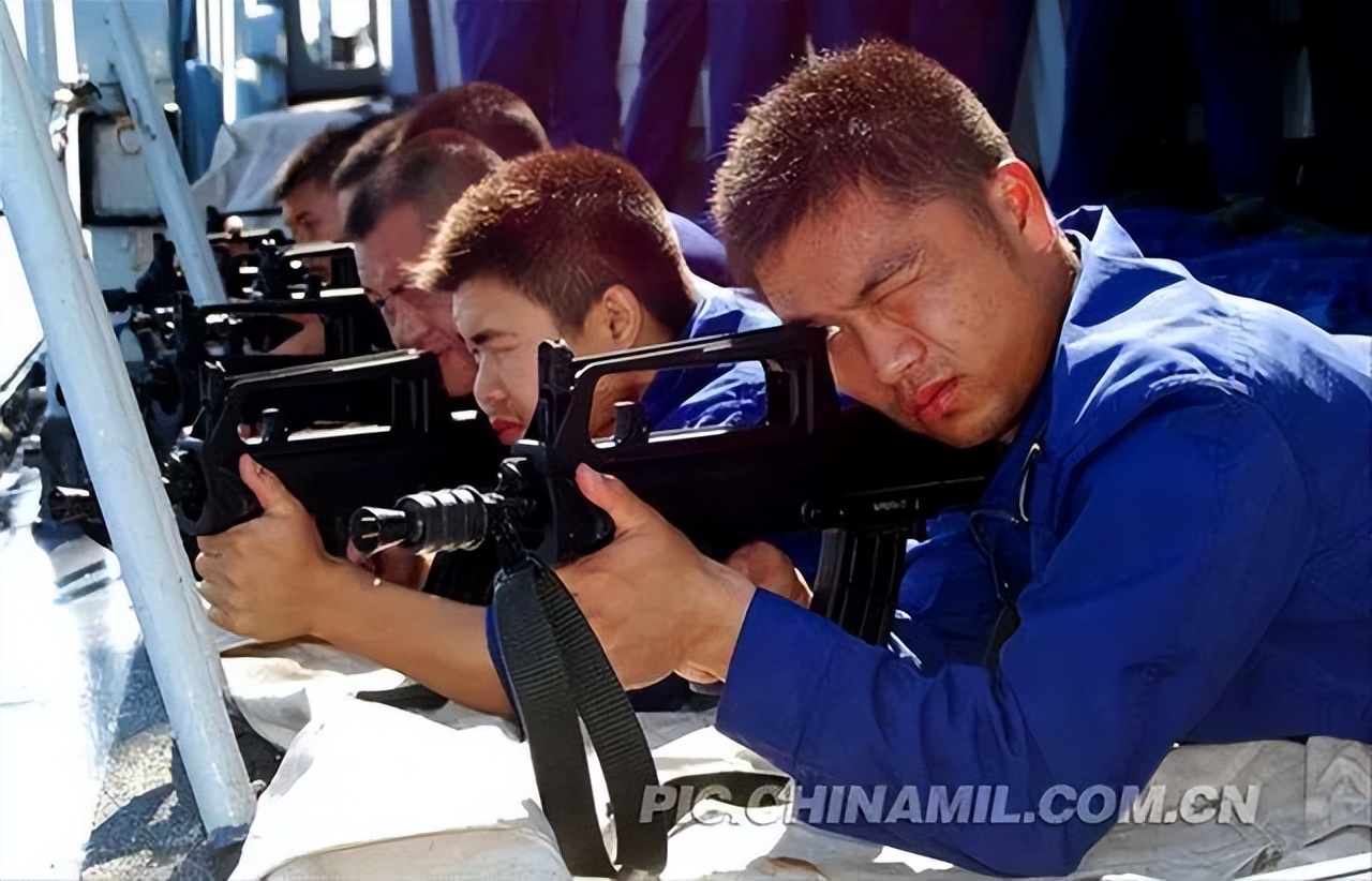 兵团新警,警用突击步枪与军用突击步枪