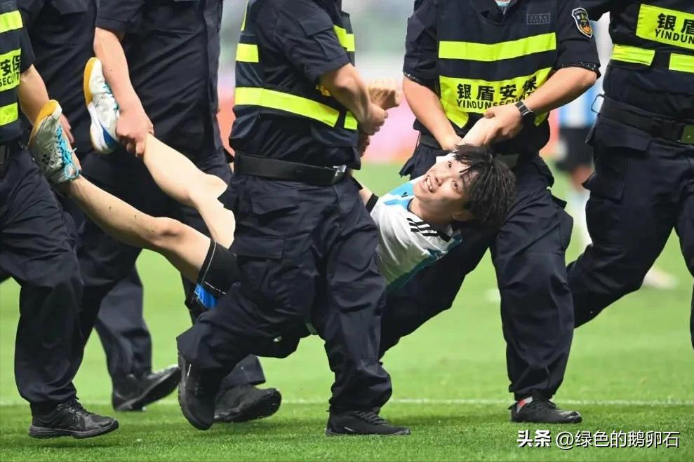 一个男孩冲进足球场,一个男孩冲进篮球场