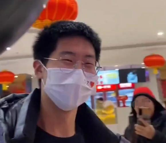 孙卓摘口罩,孙卓为啥戴口罩