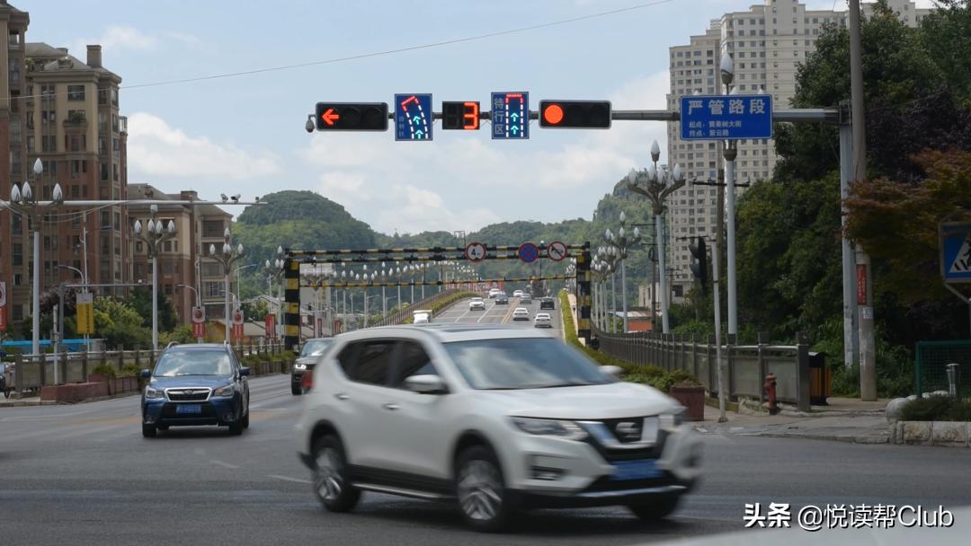 黄果树大街新增“待转车道”，驾驶时该注意什么，快收藏