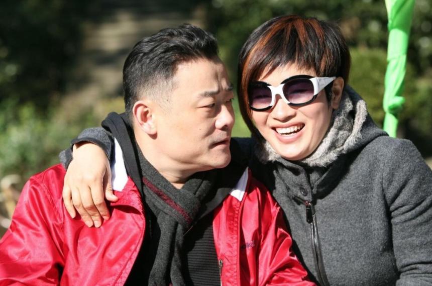 温州女富豪胡洁：前夫贪污出逃，她带女儿甘当小三，二婚嫁周立波