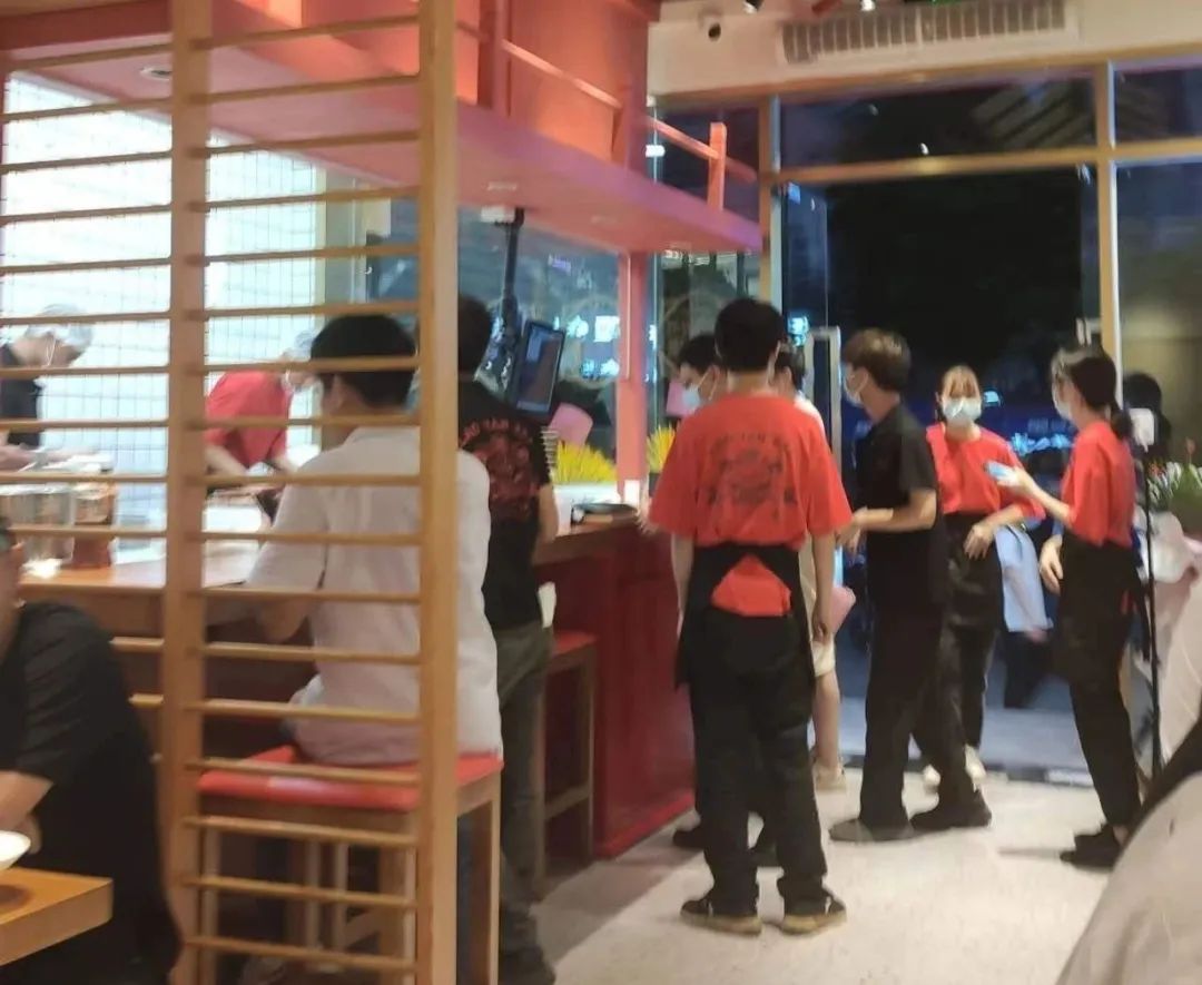 小姐姐吃猪脚饭,跟小姐姐吃猪脚饭