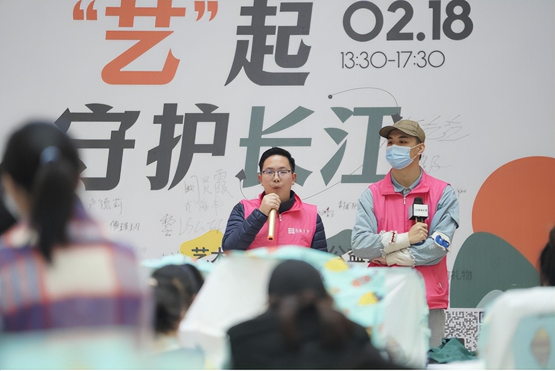 “艺”起守护长江艺术涂鸦为山区老人送去爱的礼物