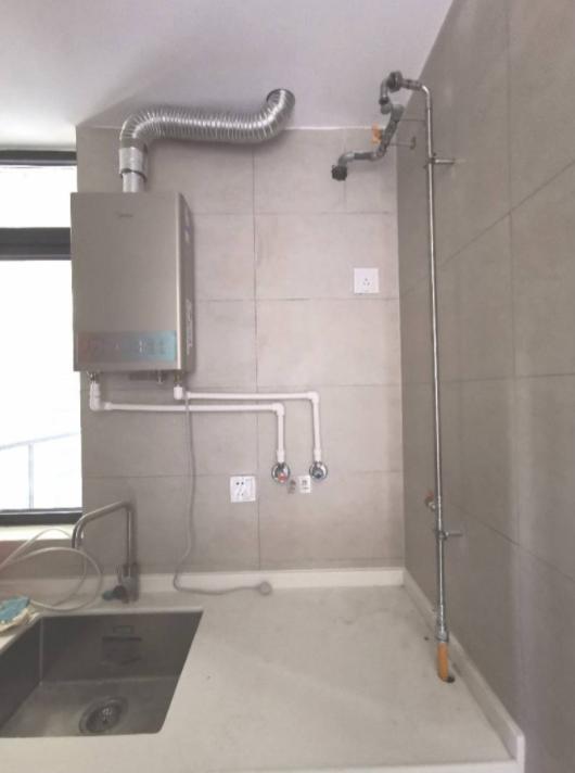 燃气热水器管道外露巧妙装饰,厨房燃气管道外露怎么处理