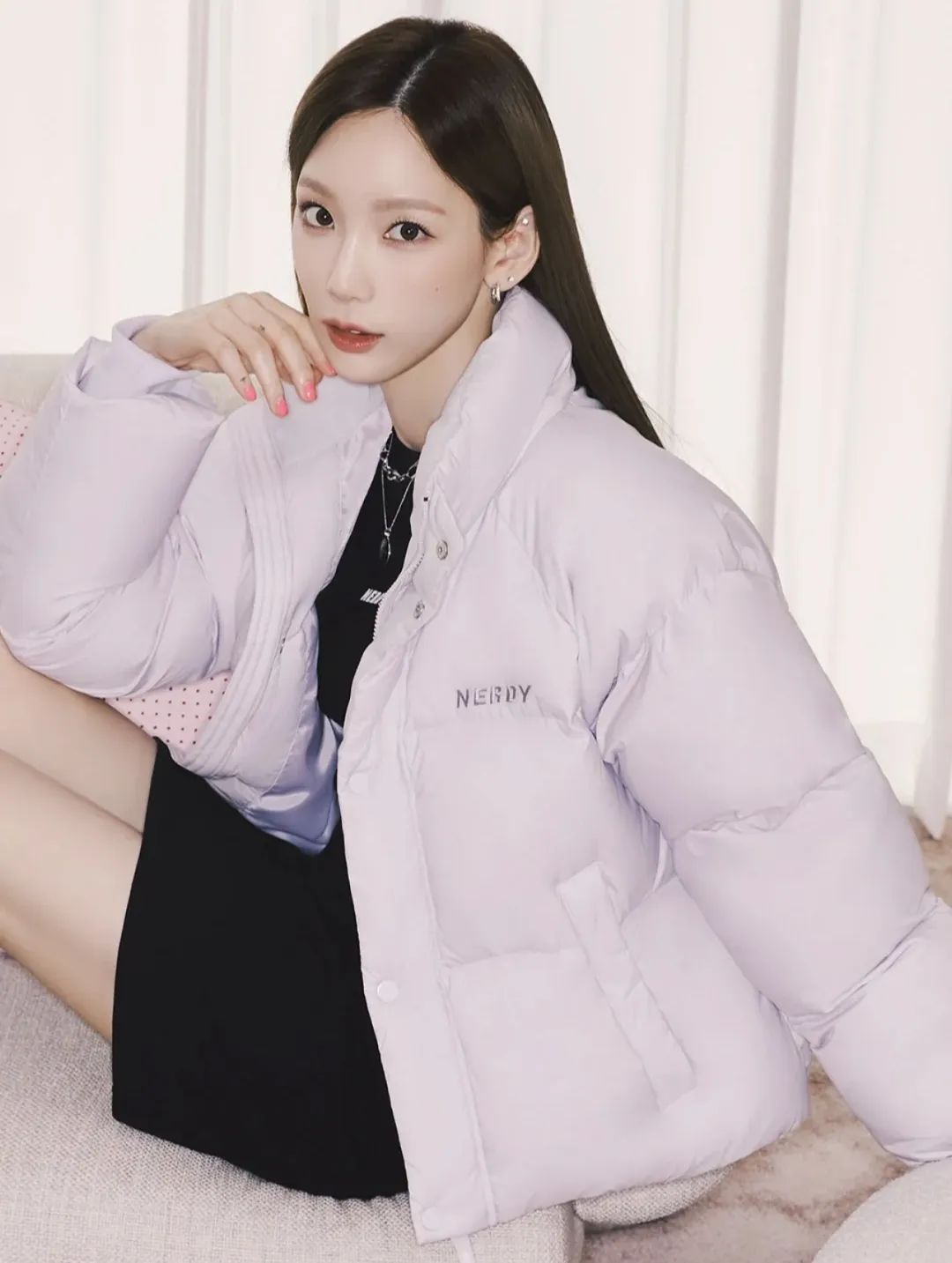 白色长款羽绒服韩系裙子穿搭,今年流行穿搭羽绒服加什么靴子