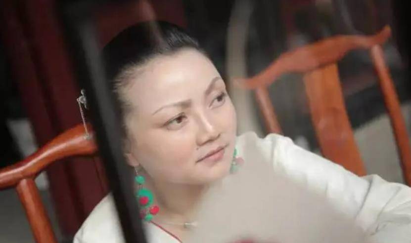 2013年，贵州女子把一片“树叶”卖到7000元，靠树叶年赚上千万