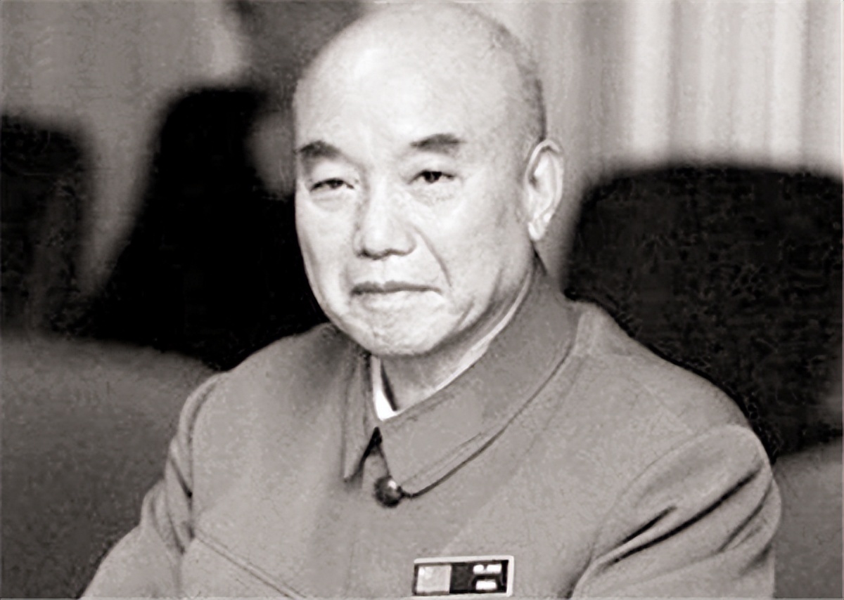 八路军6个师长唯独他没有成为元帅，晚年担任副主席，儿子是将军