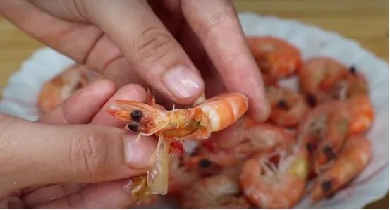 虾头为什么不能吃黄色,虾头黄色的能吃吗